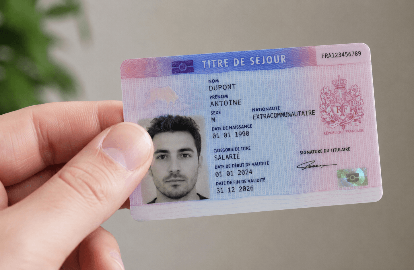 Les titres de séjour coûtent plus cher depuis le 1er mai 2026