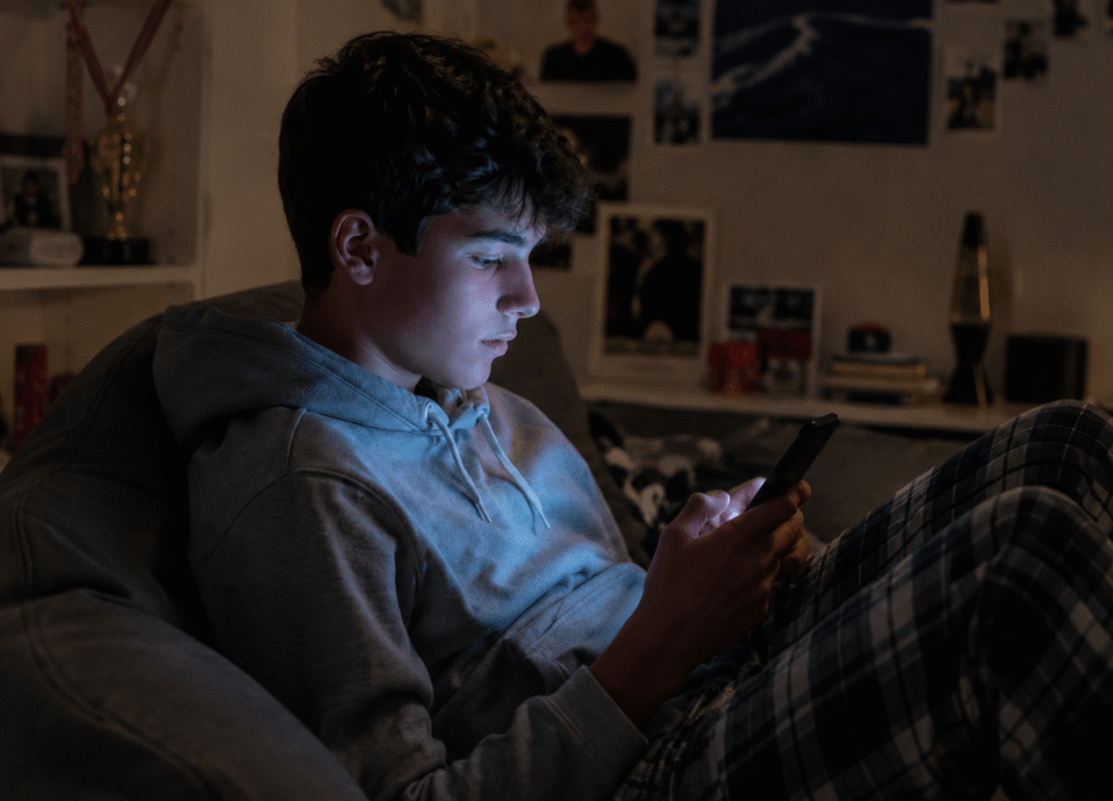 La France interdit les réseaux sociaux aux moins de 15 ans